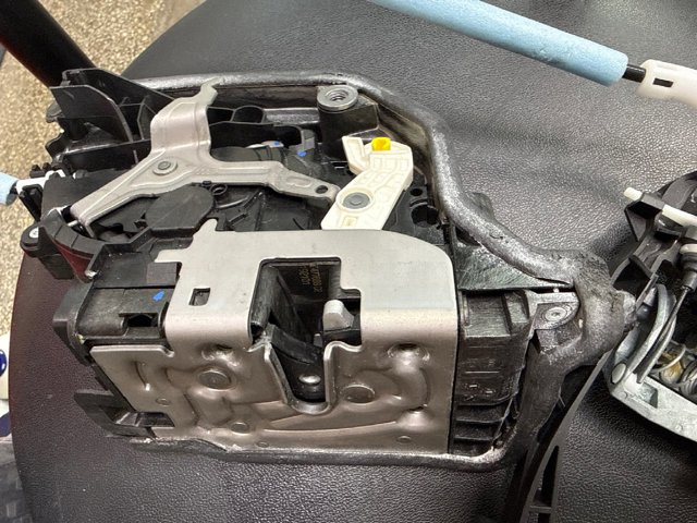 Замок двері правої передньої 51217477688 BMW