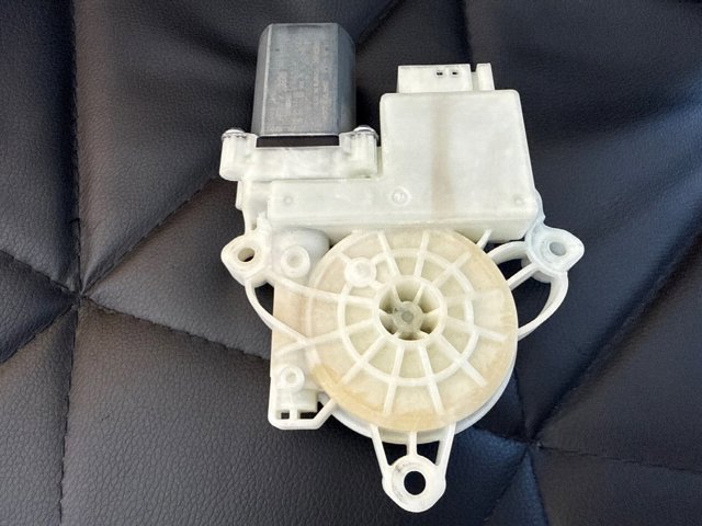 Моторчик склопідйомника двері задніх, лівих 51358495867 BMW