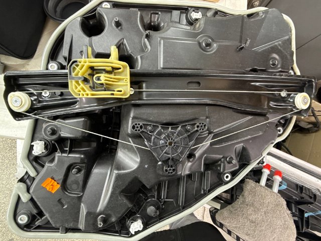 Склопідйомник задніх правих дверей 51359463718 BMW