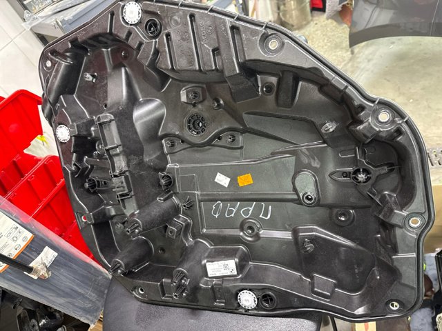 Склопідйомник задніх правих дверей 51359463718 BMW