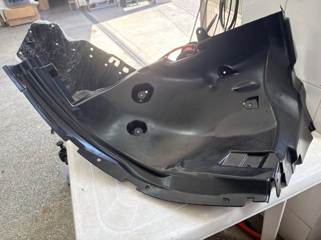 Підкрилок переднього крила, правий задній 51717394816 BMW