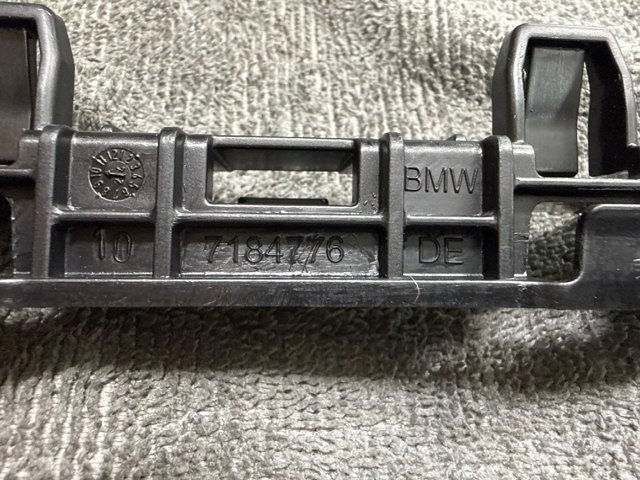 Кронштейн зовнішньої накладки порога правого 51777184776 BMW