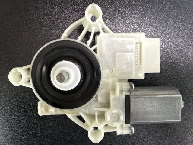 Мотор склопідйомника дверей передніх, правих 61359450070 BMW