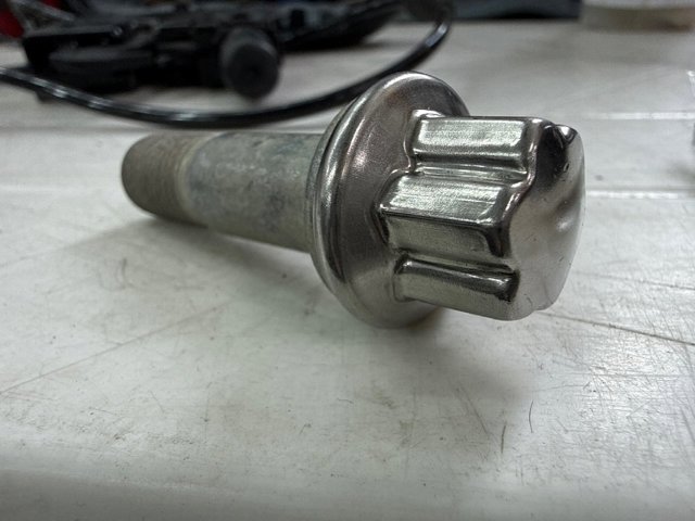 Колісний болт A0009905407 MERCEDES