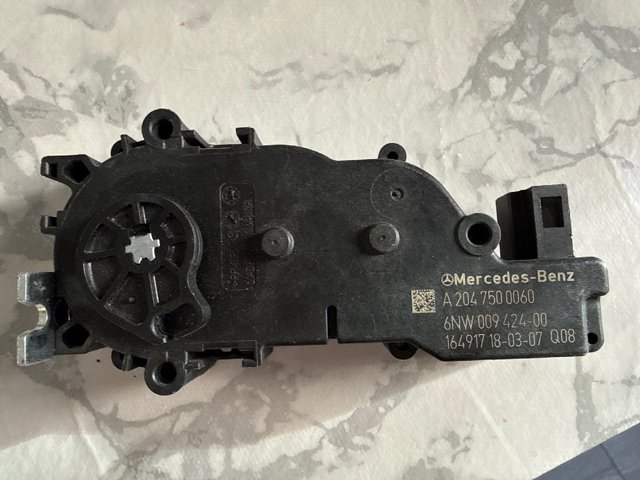 Мотор (клапан) дотягування багажника A2047500060 MERCEDES