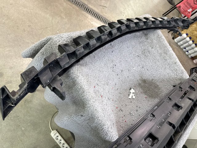 Кронштейн бампера переднього, центральний A2128851665 MERCEDES