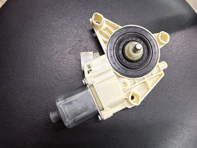 Двигун склопідіймача двері передньої, правої A2469065200 MERCEDES