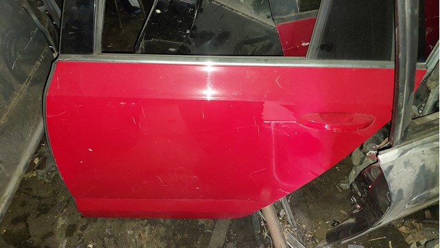 Двері пасажирськи задні ліві 5E9833051 VAG