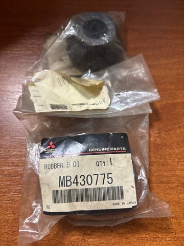 Сайлентблок траверси кріплення переднього редуктора, правий MB430775 MITSUBISHI