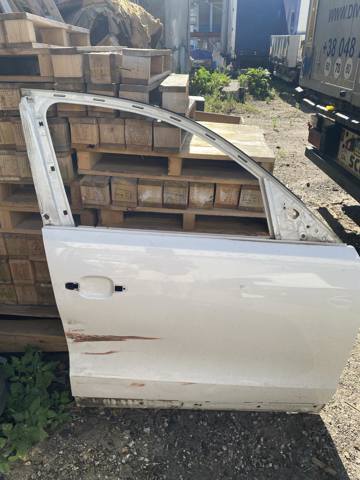 Пасажирські передні двері 8R0831052B VAG