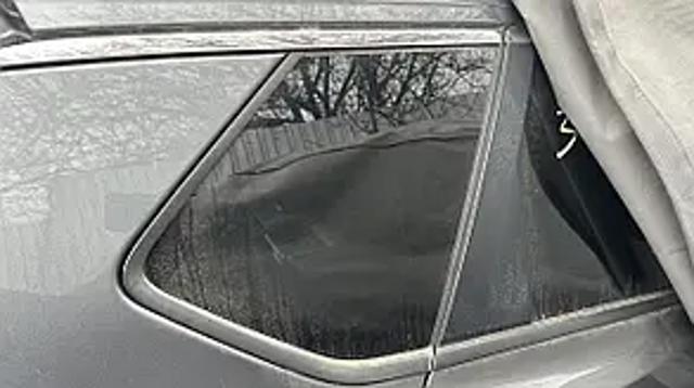Скло багажного відсіку, праве 833006RR0A NISSAN