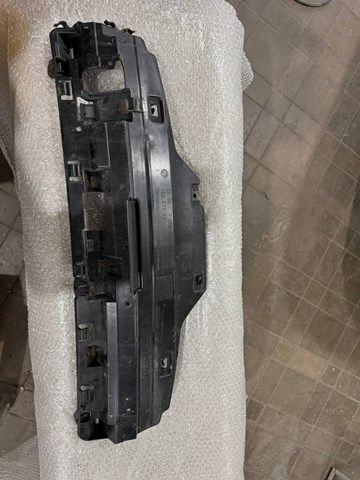Кронштейн бампера заднього, центральний 51127256921 BMW