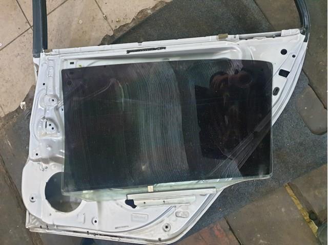 Скло задньої двері правої 6810302080 TOYOTA