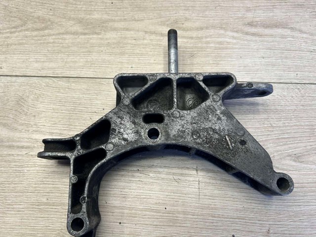 Кронштейн подушки коробки передач 51744319 FIAT