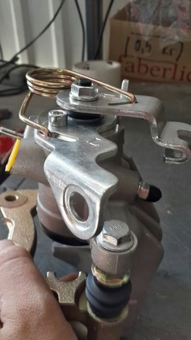 Задній гальмівний супорт лівий B113502050 CHERY