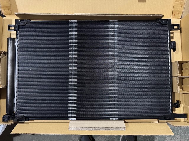 Конденсатор кондиціонера 884A033060 TOYOTA