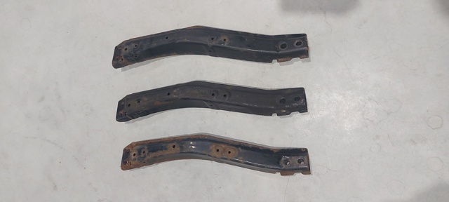 Кронштейн передньої балки 5220F591 MITSUBISHI