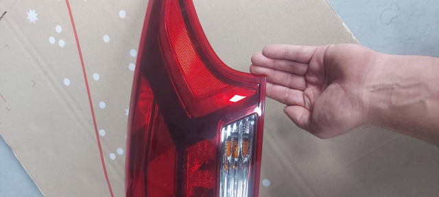 Задній правий зовнішній ліхтар 8330B178 MITSUBISHI