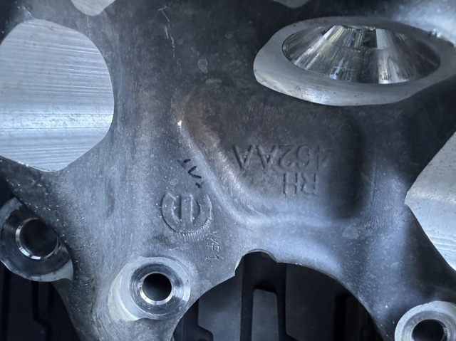 Цапфа передні праві 68483788AC CHRYSLER