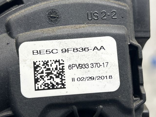 Підаль газу 100530700A TESLA