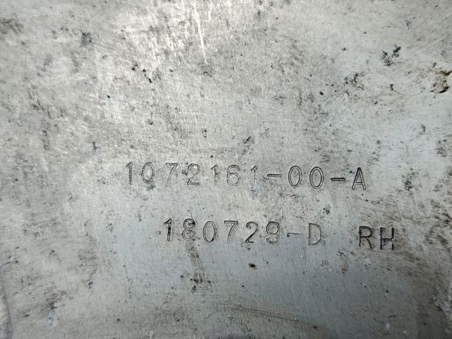 Захист гальмівного диска заднього, правий 107216100A TESLA