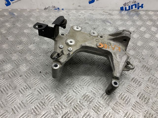 Кронштейн подушки (опори) двигуна, правої 112314BA0B NISSAN