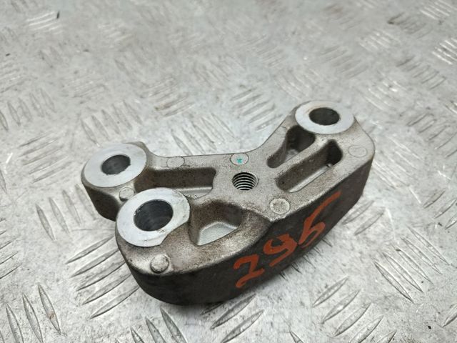 Кронштейн подушки (опори) двигуна, правої 112315NA0A NISSAN
