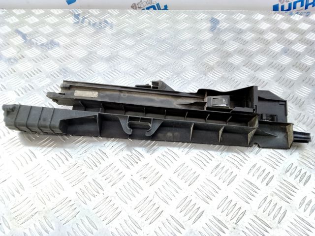 Кронштейн радіатора правий 17118572189 BMW