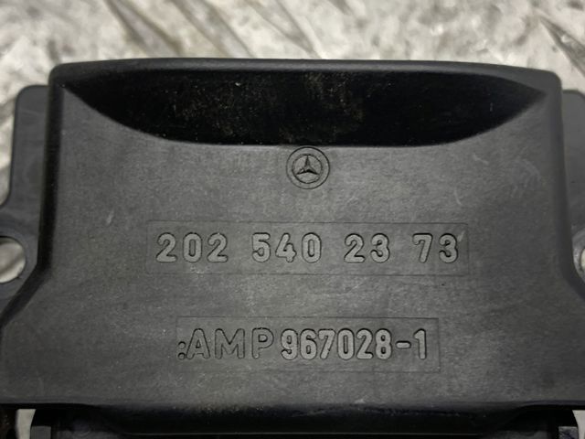 Кришка діагностичного роз'єму 2025402373 MERCEDES