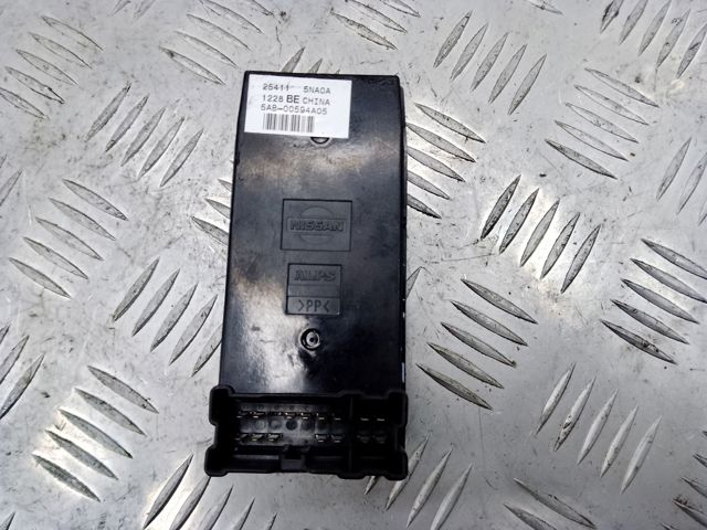 Кнопка вмикання двигуна склопідіймача передня права 254115NA0A NISSAN