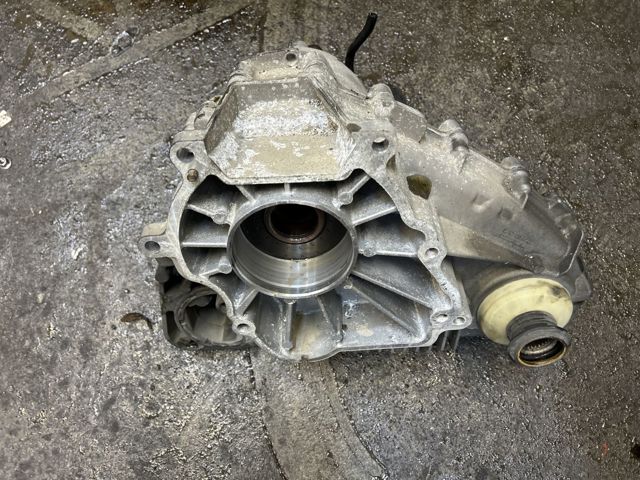 Раздатка (коробка роздавальна) 27107599890 BMW