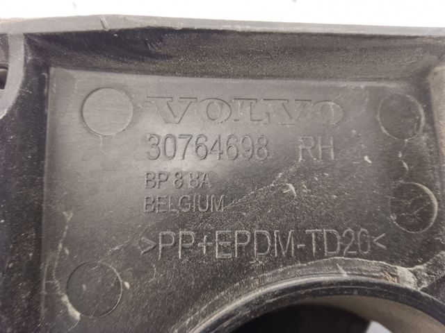 Кронштейн бампера заднього, зовнішній правий 30763438 VOLVO