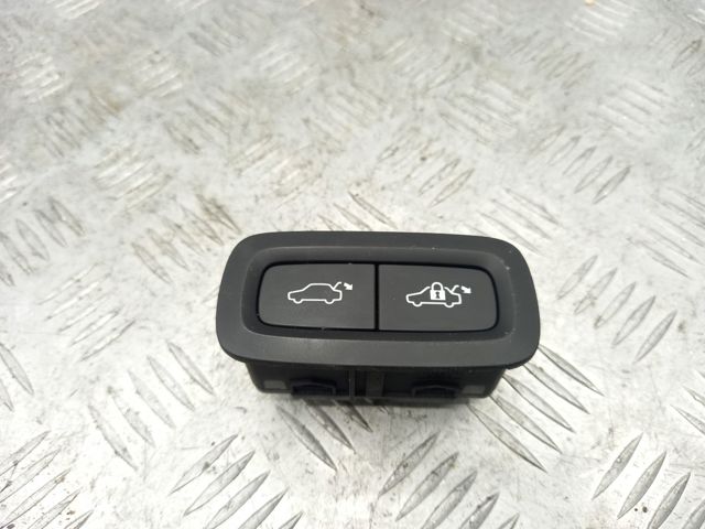 Кнопка салону приводу замка 3/5 дверей (ляди) / кришки багажника 31674801 VOLVO