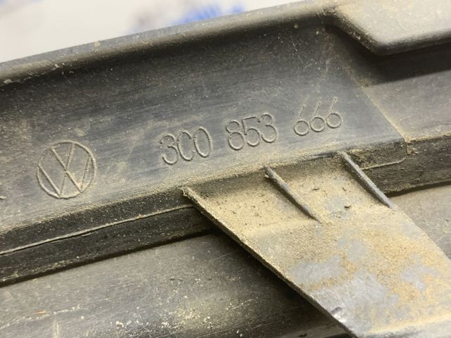 Решітка переднього бампера, права 3C08536669B9 VAG