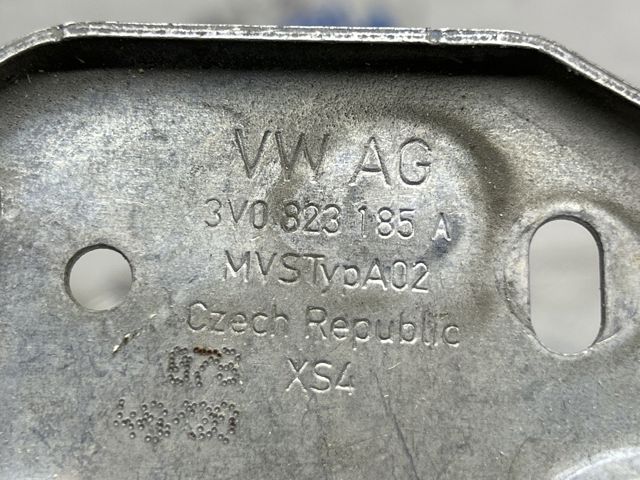 Стояк-гак замка капота 3V0823185A VAG
