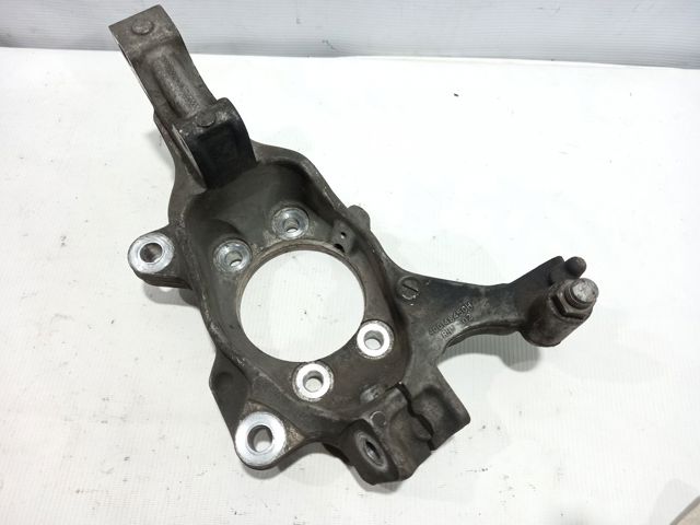Кулак поворотний передній правий 400143JA0A NISSAN