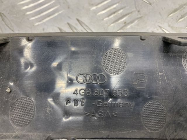 Молдинг заднього бампера, центральний 4G88078339B9 VAG