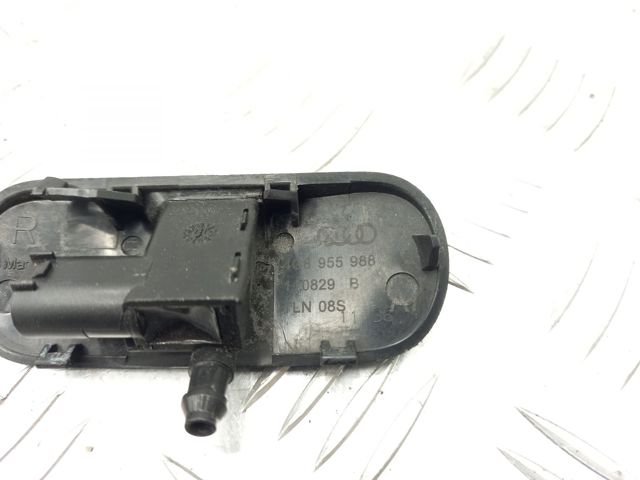 Форсунка омивача скла лобового, права 4G8955988 VAG