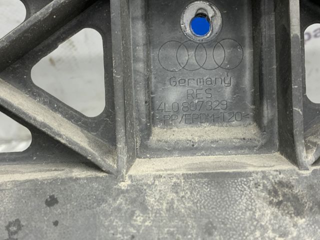 Кронштейн бампера заднього, центральний 4L0807329 VAG