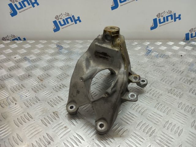 Кронштейн подушки (опори) двигуна, правої 4M0199308AA VAG