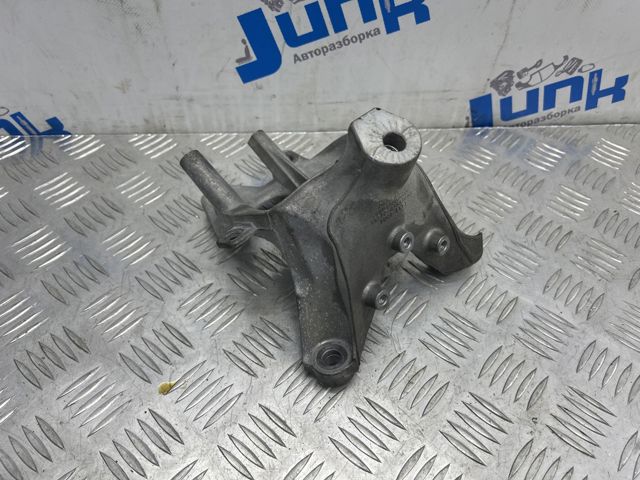 Кронштейн подушки (опори) двигуна, правої 4M0199308AS VAG