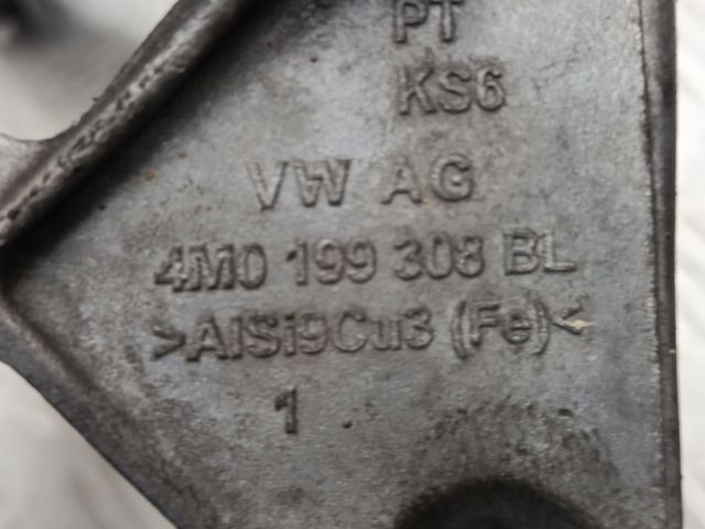 Кронштейн подушки (опори) двигуна, правої 4M0199308BL VAG