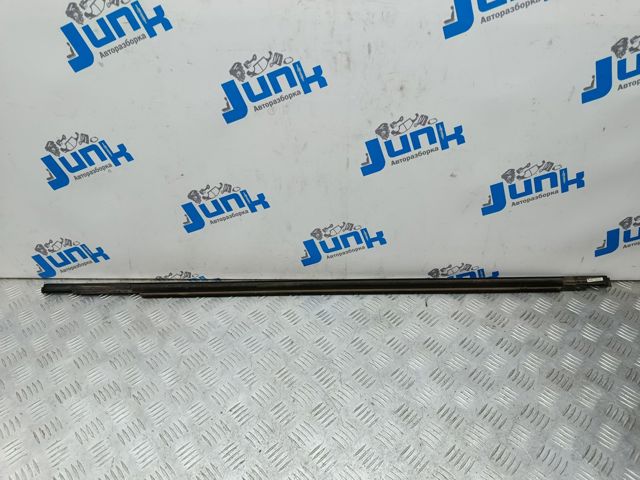 Накладка заднього скла, ліва 4M08537633Q7 VAG