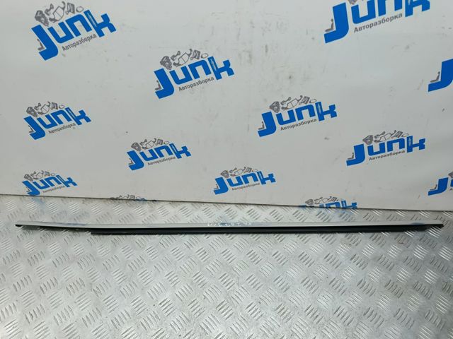 Накладка заднього скла, права 4M08537643Q7 VAG
