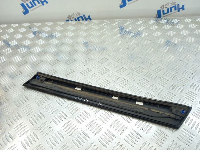 Накладка задньої 3-ї/5-ї двері, права 4M0854872A5FQ VAG