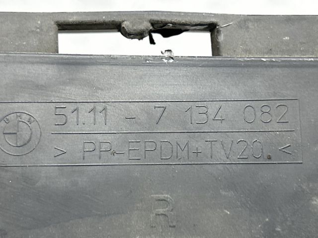 Решітка переднього бампера, права 51117134082 BMW