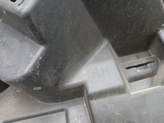 Лівий кронштейн переднього бампера 51117212955 BMW