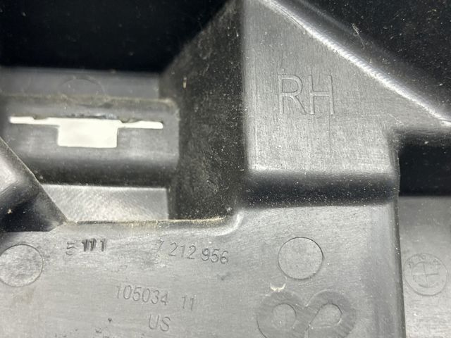 Кронштейн кріплення бампера переднього правий 51117212956 BMW