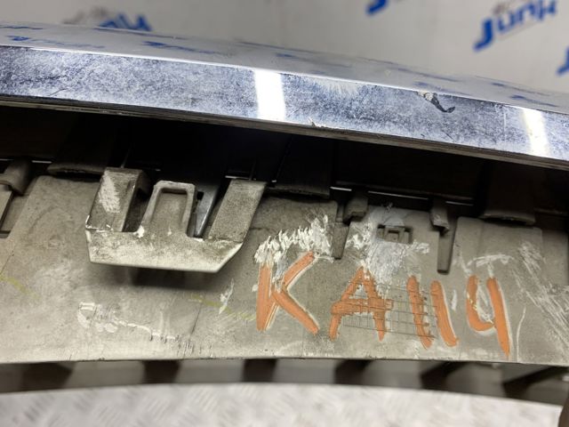 Решітка радіатора ліва 51117303107 BMW