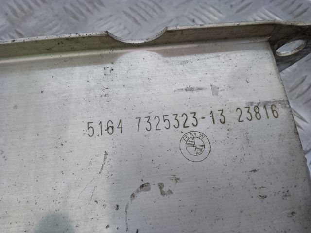 Лівий кронштейн переднього бампера 51117325323 BMW